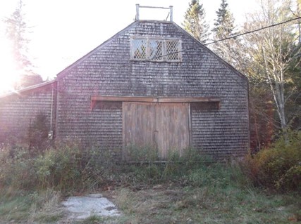 This is the barn on the Byard property. When Miss Betty Gray was the owner she refinished the barn and used it for community events.