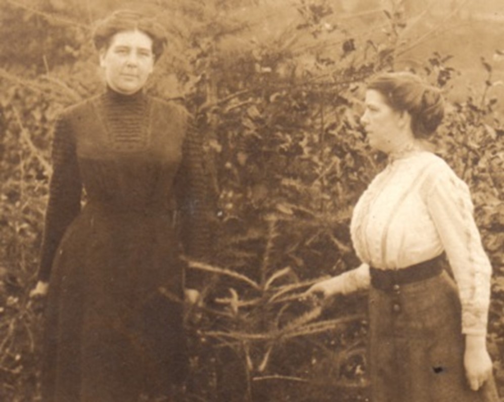 Evie, in black, with her sister Marietta Billings Dority.